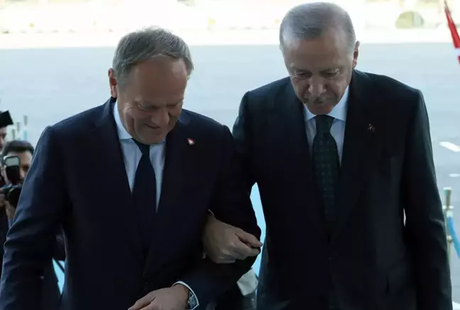 Polonya Başbakanı Tusk kırık ayakla Türkiye'ye geldi, Erdoğan koluna girdi