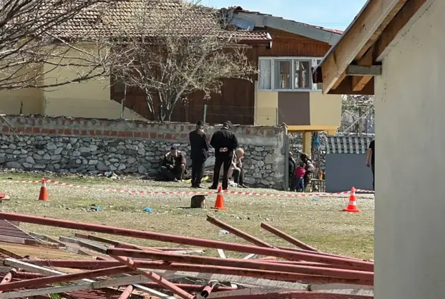 Yaşlı kadını kolundaki 3 bilezik için 8 bıçak darbesiyle öldürüp cesedini yaktılar