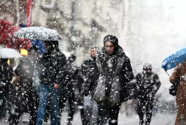 Tarihe geçecek sıcaklık değişimi! İstanbul'a bile kar yağışı göründü