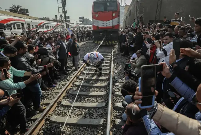 Olağanüstü deneme! Oruçlu haliyle yüzlerce tonluk treni çekti