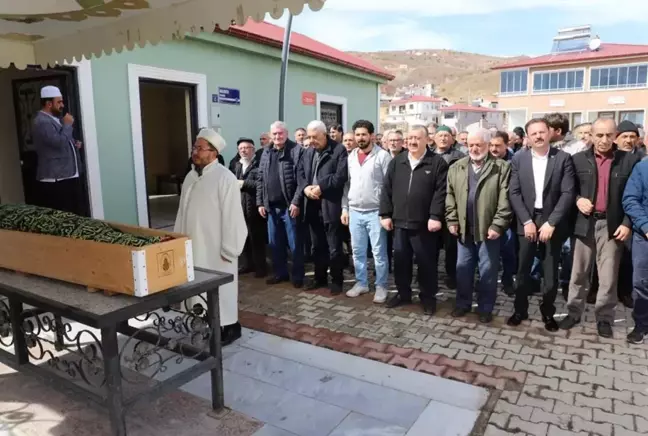 Annesinin tabutu başında kalp krizi geçirip hayatını kaybetti