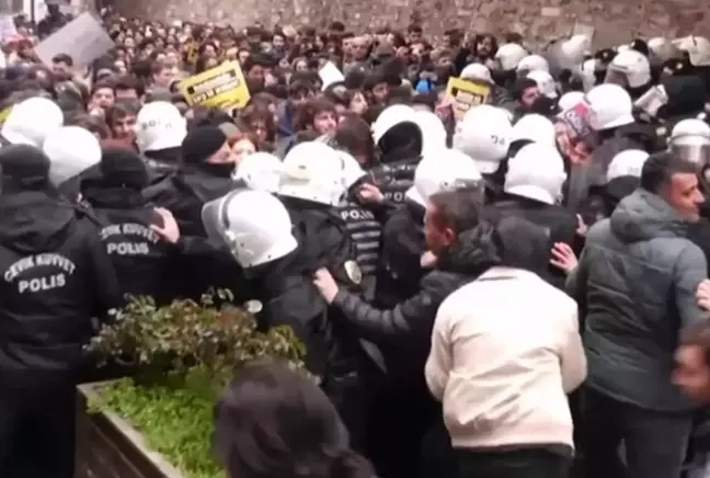 İstanbul Üniversitesi'nde İmamoğlu protestosu! Polisle arbede yaşandı