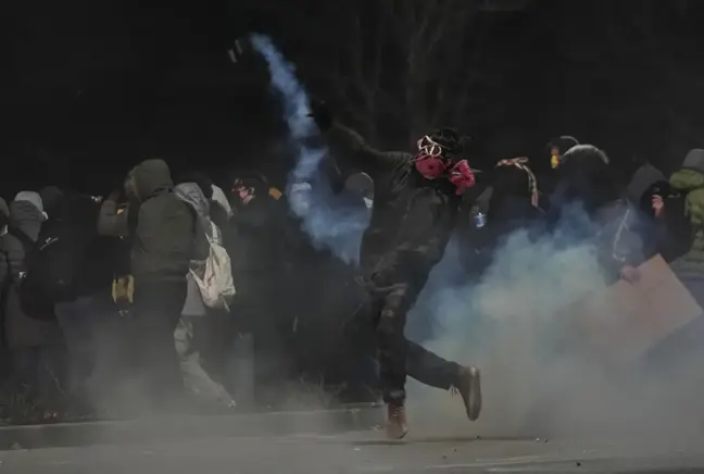 Dün gece gerçekleşen İmamoğlu protestolarında 16 polis memuru yaralandı