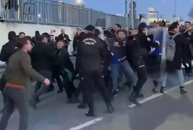 Taksim'e yürümek isteyen İstanbul Barosu avukatlarına polis müdahalesi