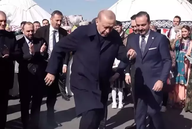 İstanbul'da Nevruz kutlaması! Cumhurbaşkanı Erdoğan, ateşi yakıp üzerinden atladı