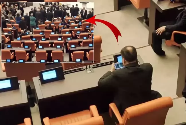 Meclis'te kıyamet koparken batak oynayan vekilin rahatlığı pes dedirtti