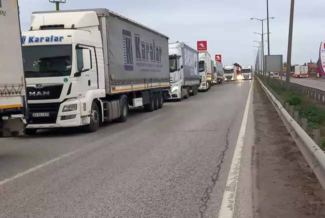 Kapıkule'de tır sürücülerine gelen yanlış SMS 10 kilometre kuyruğa neden oldu