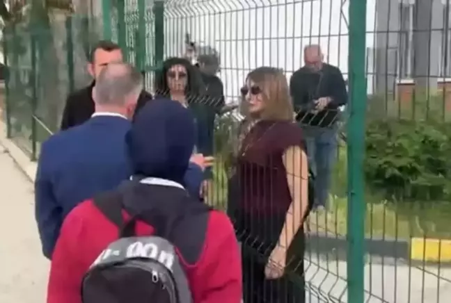 Başörtülü öğrenciyi okula almadılar, o da yetmedi bakanlık yetkilisini kapıdan kovdular