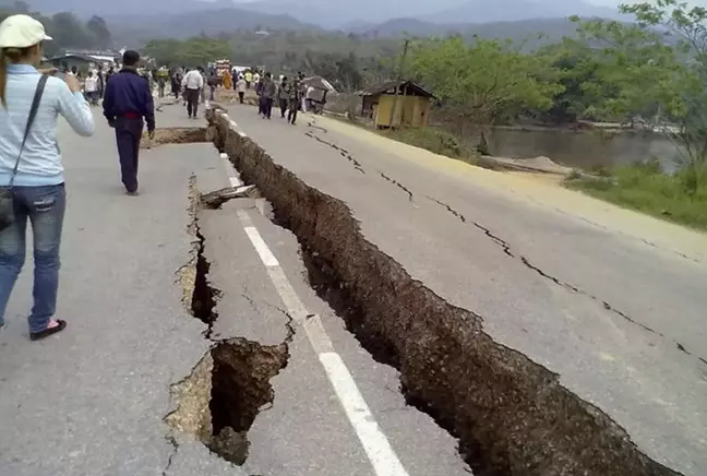 Myanmar'da 7,7 büyüklüğünde deprem