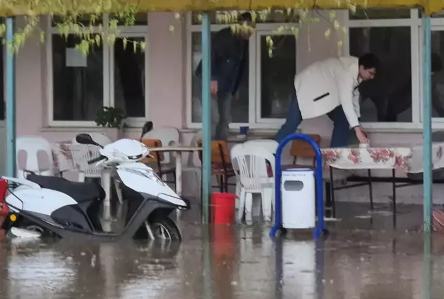 Kahvehaneyi su bastı, vatandaşlar sandalyelerle kurtuldu