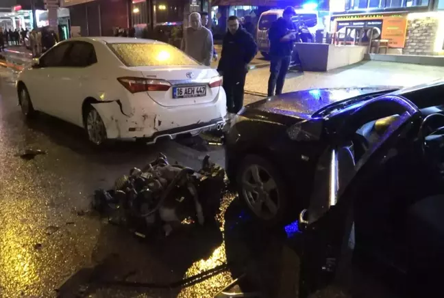 Kaza yerinde güvenlik önlemi alan polise kamyonet çarptı