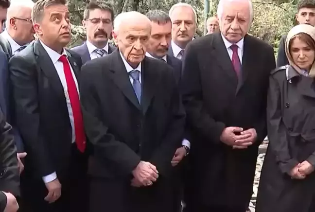 İşte Bahçeli'nin Türkeş'in mezarı başındaki en net görüntüsü