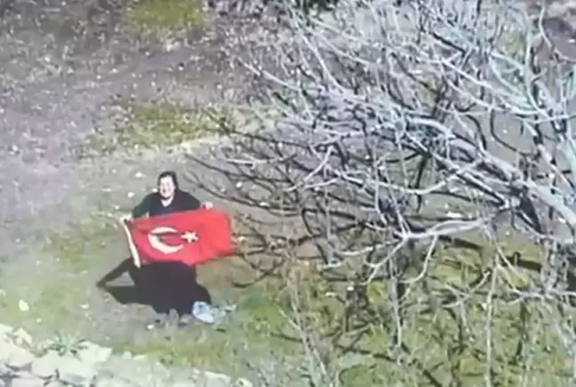 Polis helikopterini görünce Türk bayrağı açıp, selam verdi