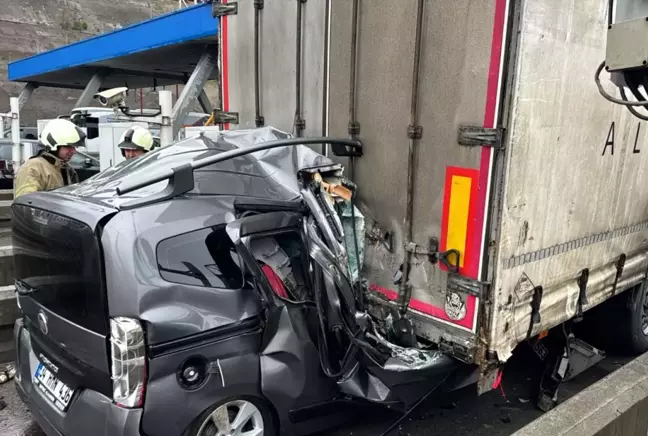 Otoyol gişelerinde yine kaza! Tırın altına giren araç kağıt gibi ezildi