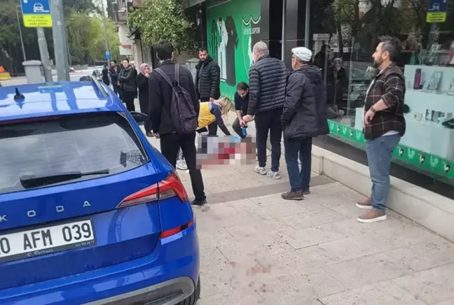 Sokak ortasında eski eşini bıçaklayarak öldürdü