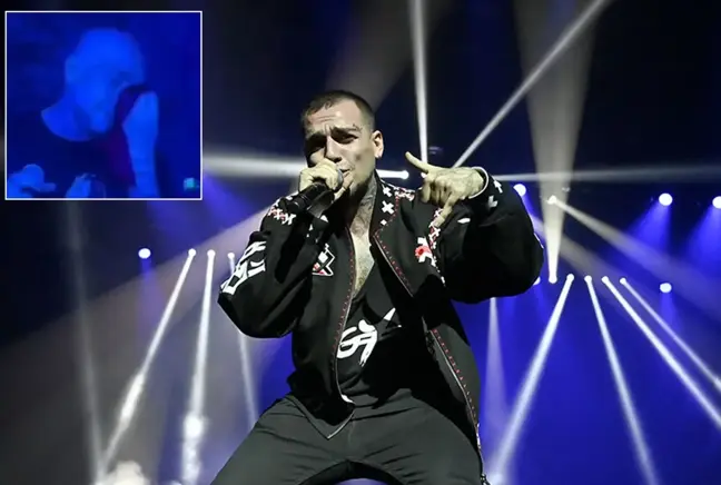 Ezhel'e konserde iç çamaşırı atıldı, sonrası daha da iğrenç
