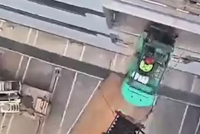 Forklift operatörü, yüksek platformdan yere çakılarak can verdi