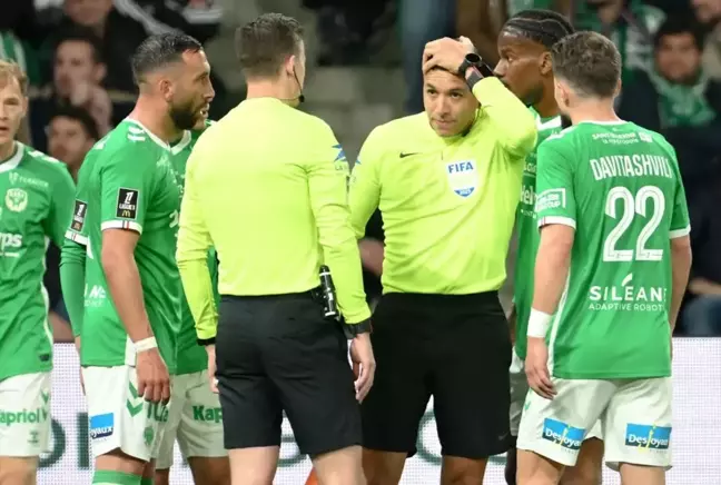 Hakemin kafasına tribünden mermi attılar