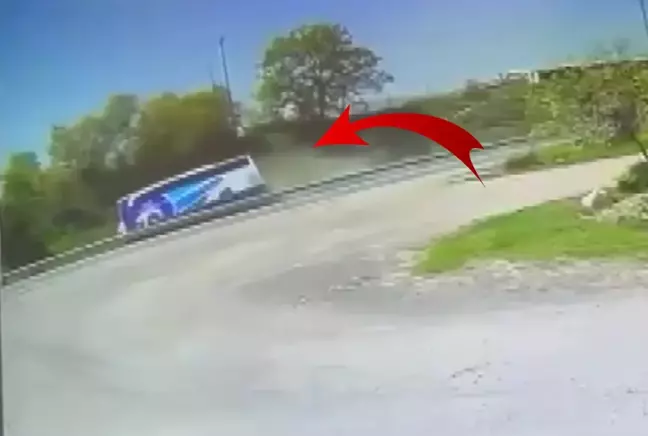 Ölümlü kaza kamerada, yolcu otobüsü düz yolda böyle devrildi