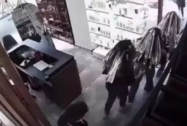 6.2'lik depreme saçlarını boyatırken yakalandılar