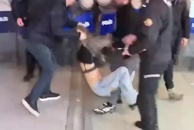 Ankara'daki gözaltılar sırasında sütyeni görünen eylemci erkek çıktı