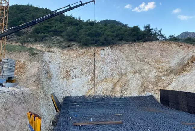 Manisa'da hızlı tren viyadük inşaatında demirler çöktü! 9 işçi yaralandı