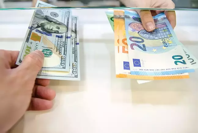 Döviz kurları haftaya hareketli başladı