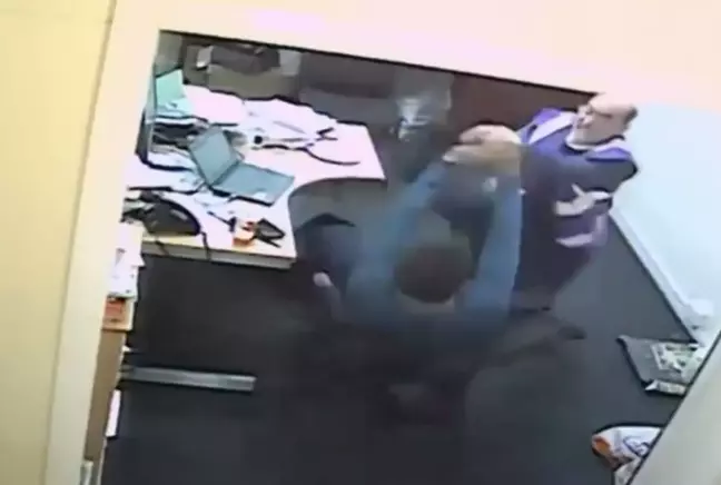 Okul müdürü, kendisi ile aynı kadınla ilişki yaşayan, öğretmene İngiliz anahtarı ile saldırdı