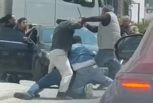 İzmir'de trafikte satırlı kavga kamerada