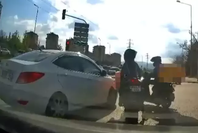 Kadın kurye darp edilen arkadaşını kafa atarak kurtardı