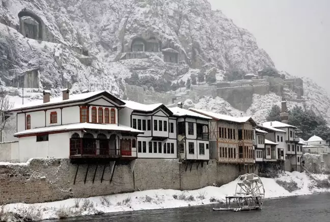 Amasya'da bahar ortasında kar sürprizi