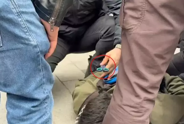 Çantasından makas çıkan göstericinin cevabı polisi bile şaşırttı: Burun kıllarımı alıyorum