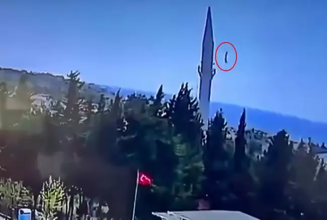 İstanbul depreminde cami minaresinin alemi böyle düştü
