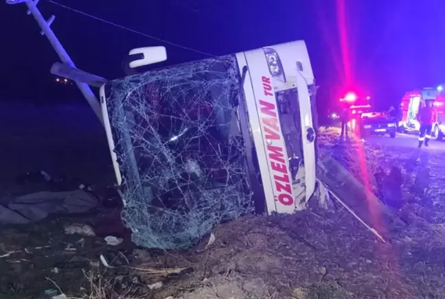 Van'da can pazarı! Yolcu otobüsü devrildi