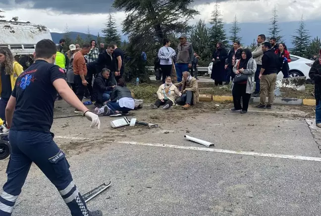 Karşı şeride geçip yan yattı! Isparta'da can pazarı: 15 kişi yaralandı