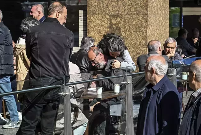Acı haberi alan Sırrı Süreyya Önder'in yakınları hastane önünde gözyaşlarına boğuldu