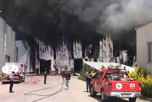 Kauçuk fabrikasında yangın, patlama sesleri duyuldu