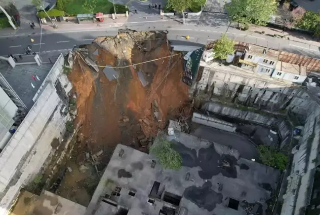 Sarıyer'de yol çökmesi! Büyüklüğü gün ağarınca ortaya çıktı