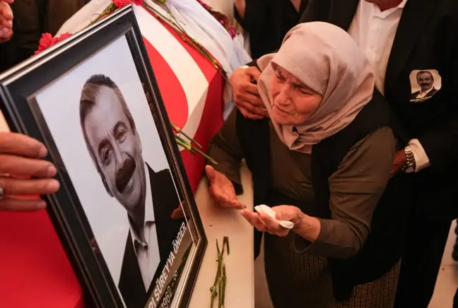 Sırrı Süreyya Önder'in annesi tabuta sarılıp ağıt yaktı