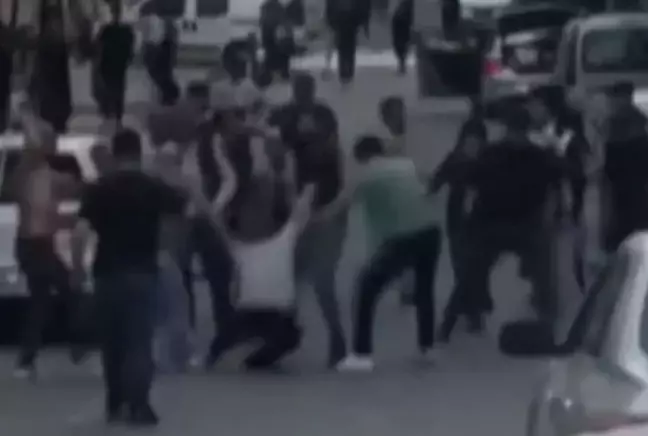 Esenyurt'ta 'yol verme' kavgası mahalleyi savaş alanına çevirdi