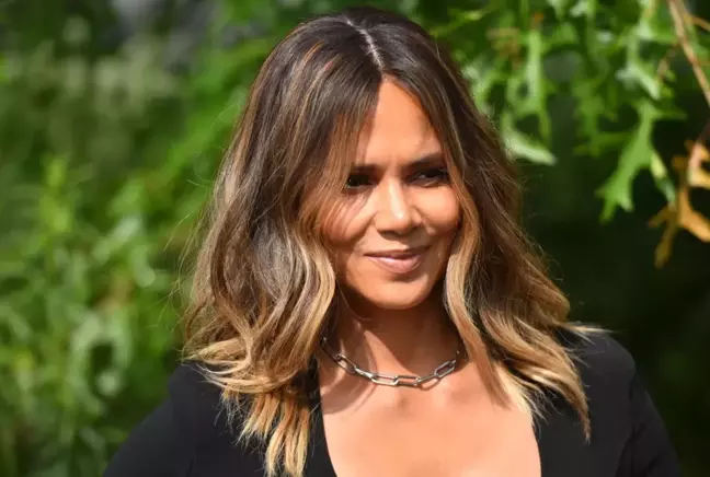 Halle Berry iç çamaşırı giymeden kırmızı halıya çıktı