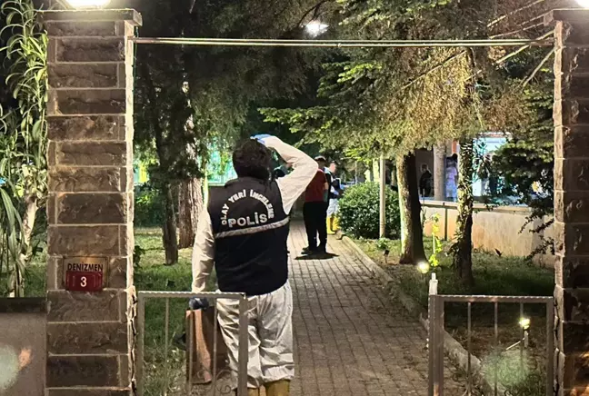 Kadıköy'de apartman dairesinde yangın: 1 kişi hayatını kaybetti