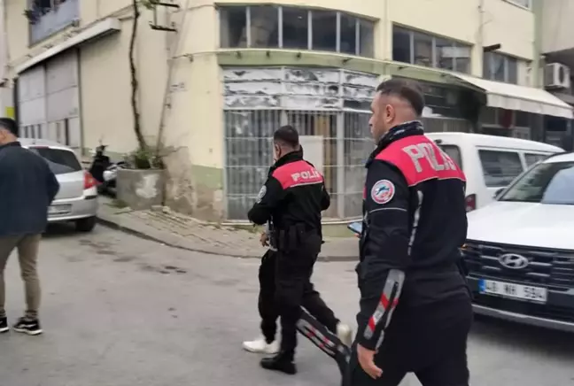 Çaldığı araç ile kaza yapan şahıs kaçmaya çalışırken vatandaşlara yakalandı