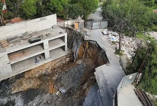 Gaziosmanpaşa'da yol çöktü