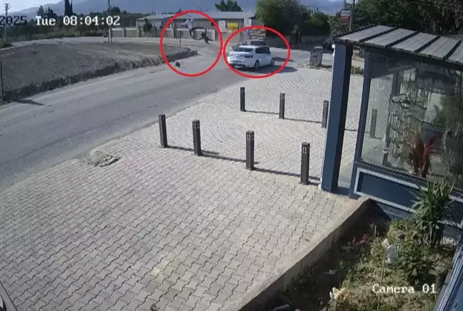 Otomobille çarpışan motosikletteki iki kişi metrelerce havaya uçtu