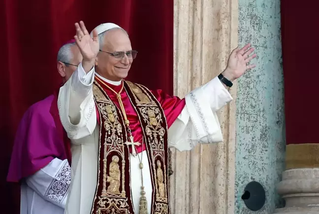 Vatikan'da yeni Papa 14. Leo! Locadan halkı selamladı