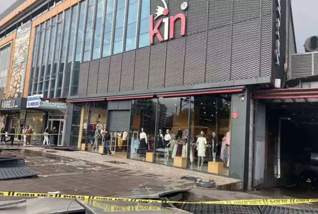 Ankara'da fırtına mağaza tabelasını caddeye savurdu
