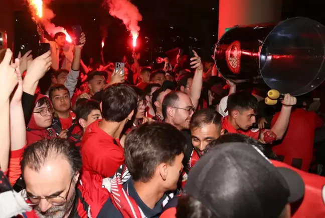 Binlerce taraftar akın etti! Şampiyon Gençlerbirliği, Ankara'da coşkuyla karşılandı