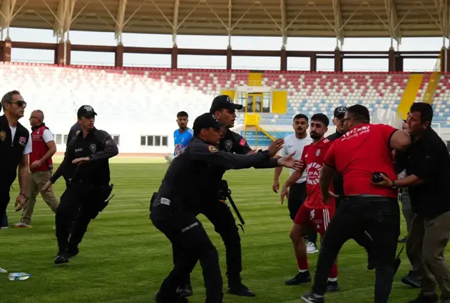 Son dakika golü sahayı karıştırdı! Çevik kuvvet sahaya indi