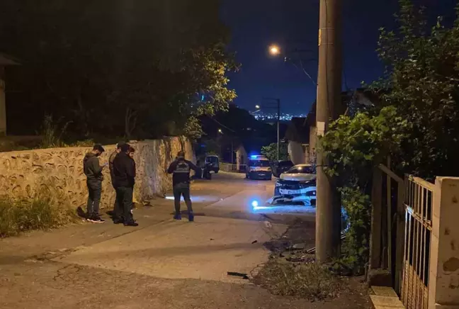 Kurşun yağmuruna tutulan otomobil kaza yaparak durabildi